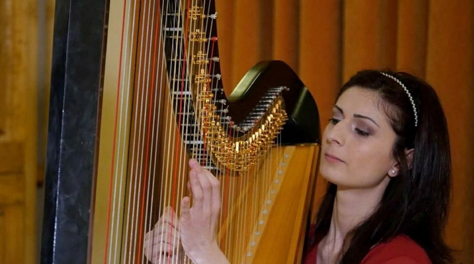 Harpista Adriana Cazacu, o prezență încântătoare pe scena Filarmonicii de Stat Sibiu